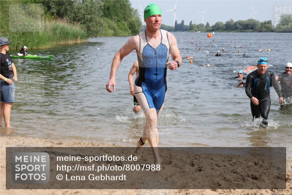 15.06.2025 - 27. Vierlanden-Triathlon Lena Gebhardt http://msf.ph/oto/8007988 15.06.2025 10:05:38 Schwimmen 366, 378, 392, 401, 413, 442, 450 meine-sportfotos.de