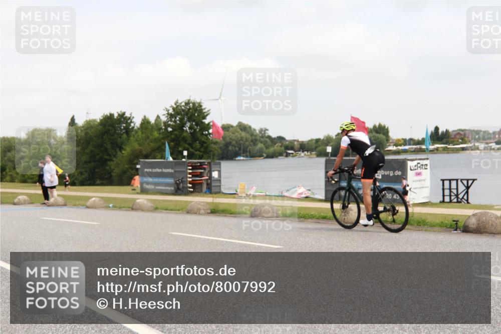 21.06.2025 - 27. Vierlanden-Triathlon H.Heesch http://msf.ph/oto/8007992 15.06.2025 12:12:47 Radfahren 903, 914 meine-sportfotos.de