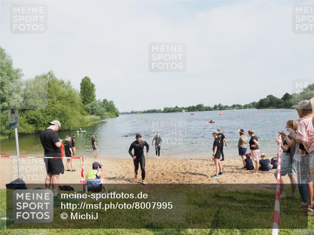 21.06.2025 - 27. Vierlanden-Triathlon MichiJ http://msf.ph/oto/8007995 15.06.2026 10:08:13 Schwimmen 295, 373, 399, 403 meine-sportfotos.de