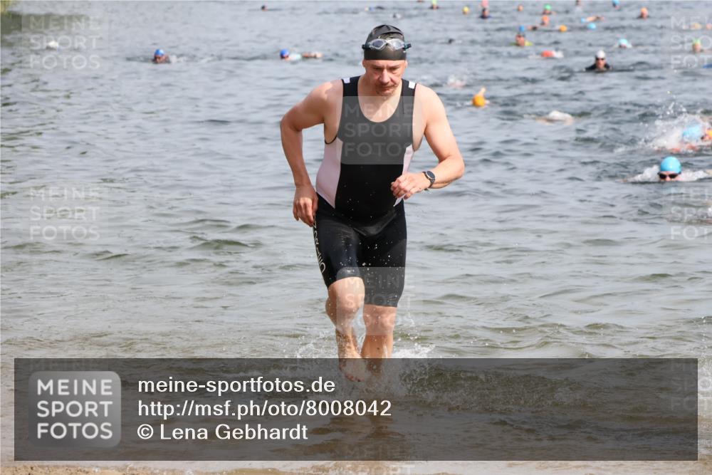 15.06.2025 - 27. Vierlanden-Triathlon Lena Gebhardt http://msf.ph/oto/8008042 15.06.2025 10:05:40 Schwimmen 366, 378, 392, 401, 413, 435, 442, 450 meine-sportfotos.de