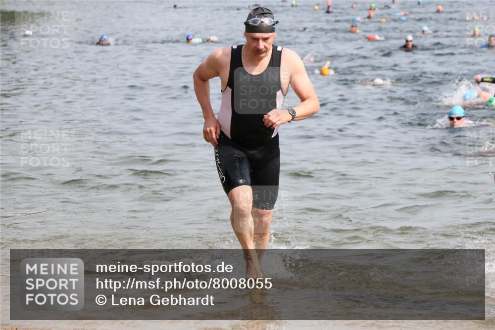 15.06.2025 - 27. Vierlanden-Triathlon Lena Gebhardt http://msf.ph/oto/8008055 15.06.2025 10:05:40 Schwimmen 366, 378, 392, 401, 413, 435, 442, 450 meine-sportfotos.de