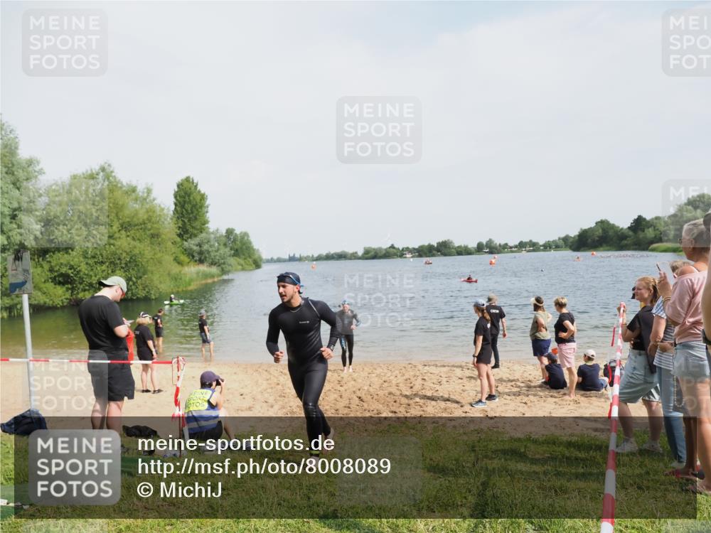 21.06.2025 - 27. Vierlanden-Triathlon MichiJ http://msf.ph/oto/8008089 15.06.2026 10:08:15 Schwimmen 295, 373, 399 meine-sportfotos.de