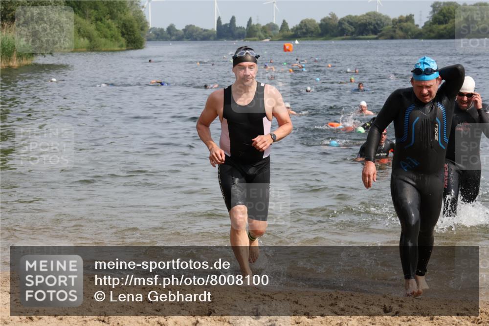 15.06.2025 - 27. Vierlanden-Triathlon Lena Gebhardt http://msf.ph/oto/8008100 15.06.2025 10:05:41 Schwimmen 366, 378, 392, 401, 413, 435, 442, 450 meine-sportfotos.de