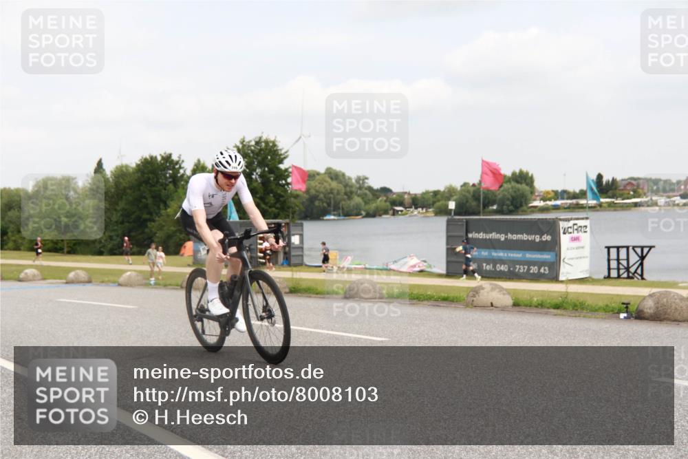 21.06.2025 - 27. Vierlanden-Triathlon H.Heesch http://msf.ph/oto/8008103 15.06.2025 12:13:58 Radfahren 642, 715 meine-sportfotos.de