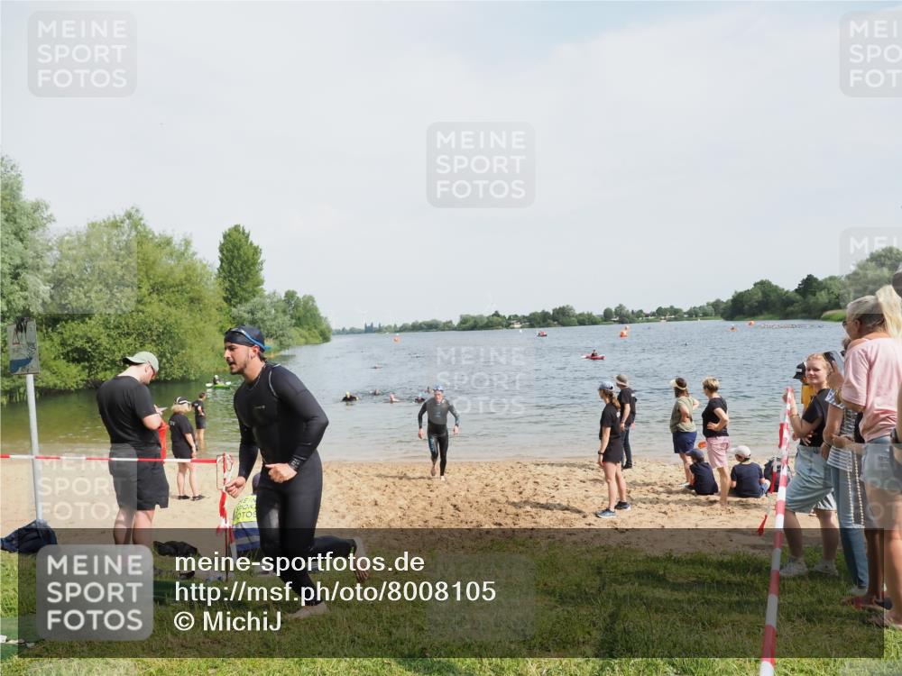 21.06.2025 - 27. Vierlanden-Triathlon MichiJ http://msf.ph/oto/8008105 15.06.2026 10:08:15 Schwimmen 295, 373, 399 meine-sportfotos.de