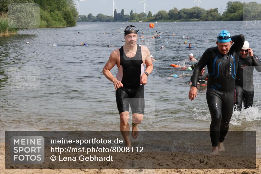 15.06.2025 - 27. Vierlanden-Triathlon Lena Gebhardt http://msf.ph/oto/8008112 15.06.2025 10:05:41 Schwimmen 366, 378, 392, 401, 413, 435, 442, 450 meine-sportfotos.de