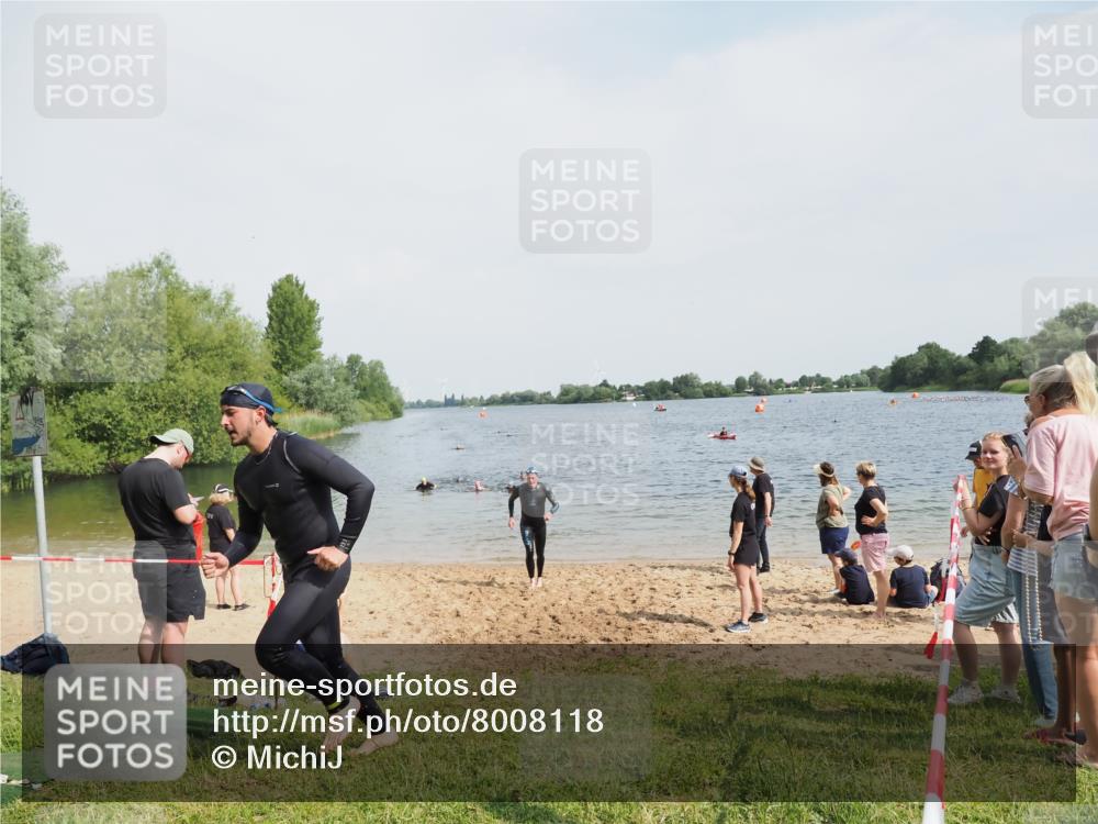 21.06.2025 - 27. Vierlanden-Triathlon MichiJ http://msf.ph/oto/8008118 15.06.2026 10:08:15 Schwimmen 295, 373, 399 meine-sportfotos.de