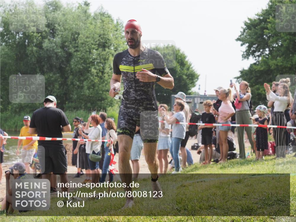 15.06.2025 - 27. Vierlanden-Triathlon KatJ http://msf.ph/oto/8008123 15.06.2025 10:06:33 Schwimmen 394, 434, 440 meine-sportfotos.de