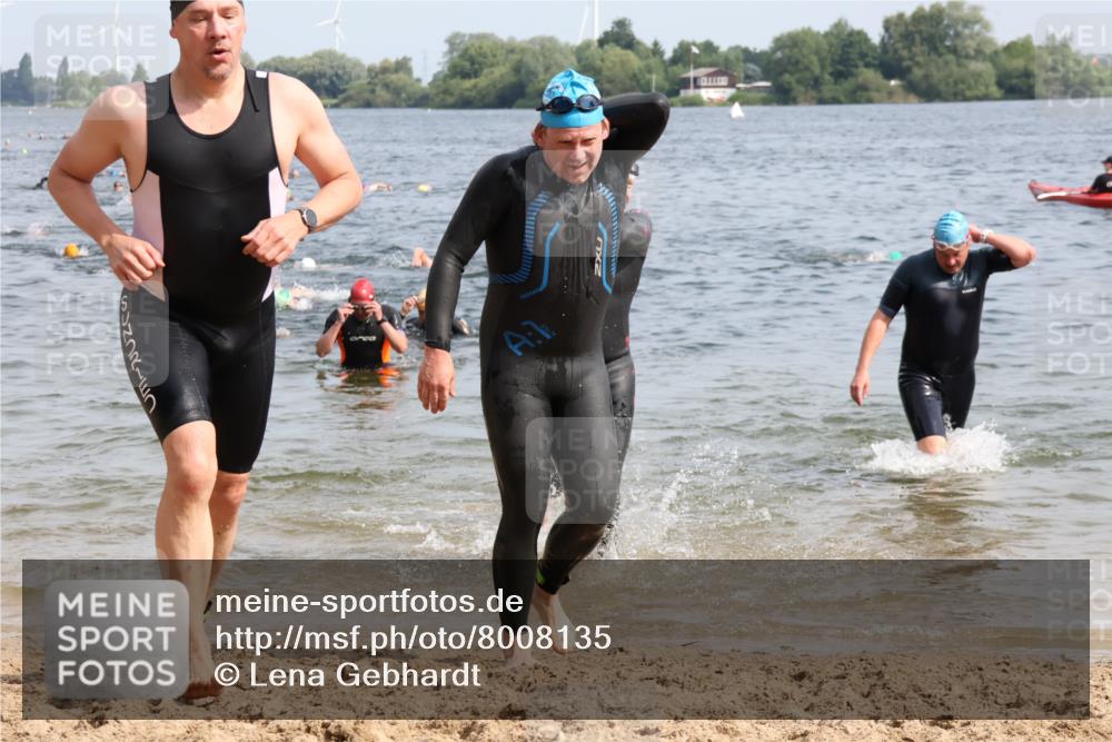 15.06.2025 - 27. Vierlanden-Triathlon Lena Gebhardt http://msf.ph/oto/8008135 15.06.2025 10:05:42 Schwimmen 366, 378, 392, 401, 413, 435, 442, 450 meine-sportfotos.de