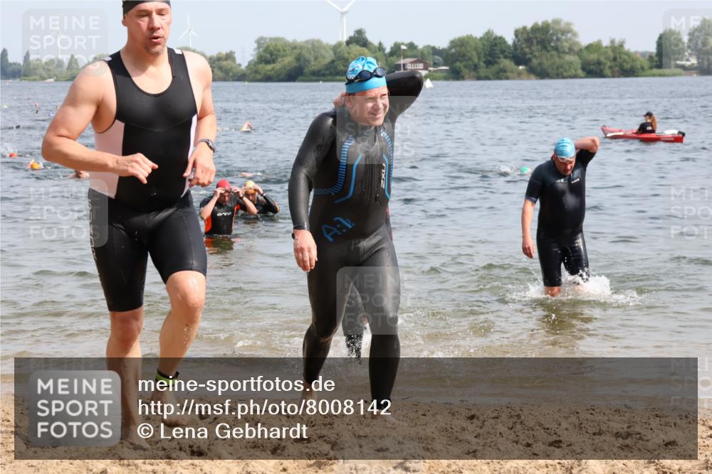 15.06.2025 - 27. Vierlanden-Triathlon Lena Gebhardt http://msf.ph/oto/8008142 15.06.2025 10:05:43 Schwimmen 366, 378, 392, 401, 413, 435, 442, 450 meine-sportfotos.de