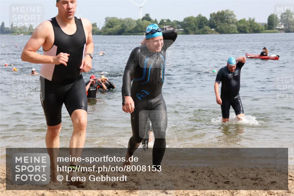 15.06.2025 - 27. Vierlanden-Triathlon Lena Gebhardt http://msf.ph/oto/8008153 15.06.2025 10:05:43 Schwimmen 366, 378, 392, 401, 413, 435, 442, 450 meine-sportfotos.de