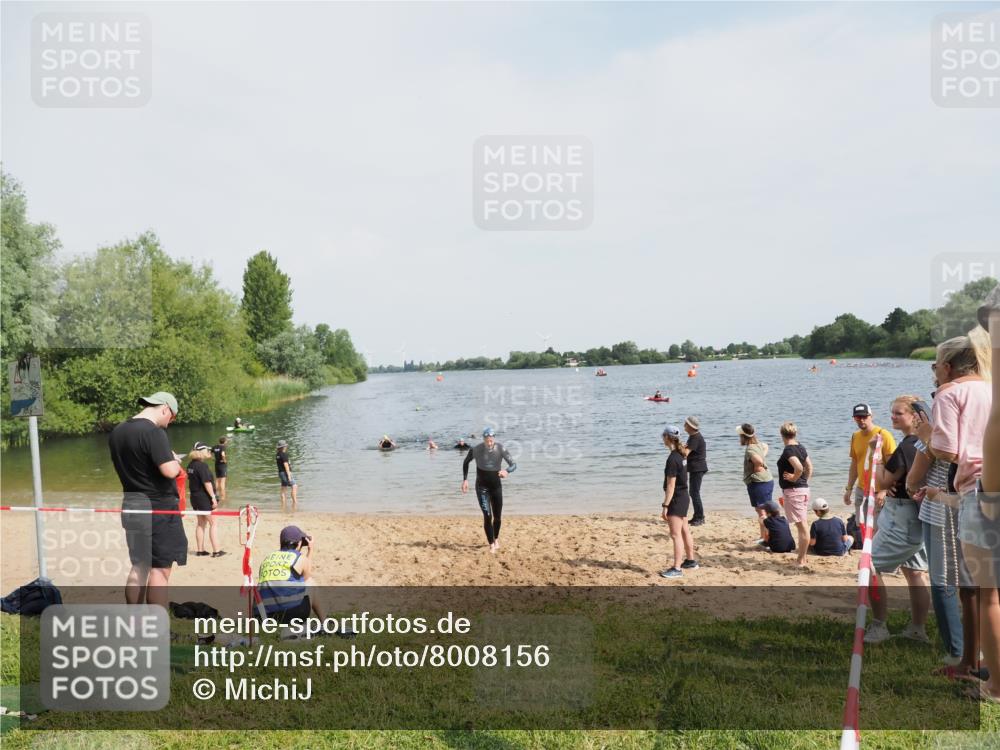21.06.2025 - 27. Vierlanden-Triathlon MichiJ http://msf.ph/oto/8008156 15.06.2026 10:08:16 Schwimmen 295, 399 meine-sportfotos.de