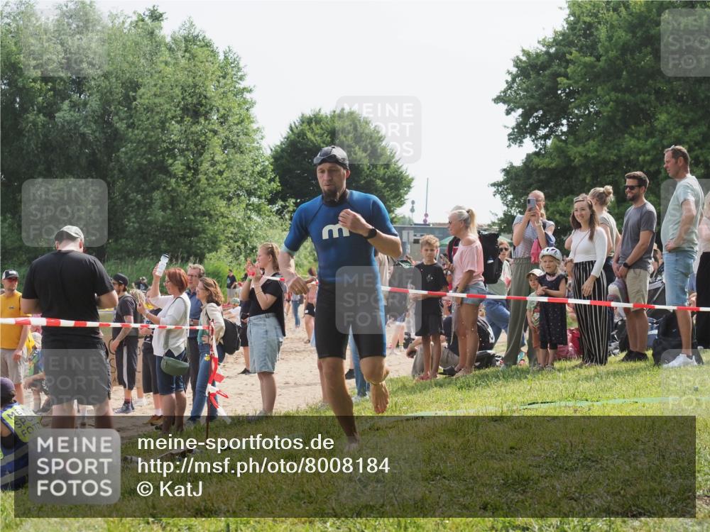 15.06.2025 - 27. Vierlanden-Triathlon KatJ http://msf.ph/oto/8008184 15.06.2025 10:06:35 Schwimmen 394, 434, 440 meine-sportfotos.de