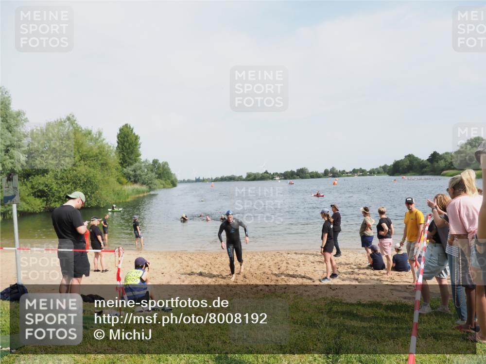 21.06.2025 - 27. Vierlanden-Triathlon MichiJ http://msf.ph/oto/8008192 15.06.2026 10:08:17 Schwimmen 295, 399 meine-sportfotos.de