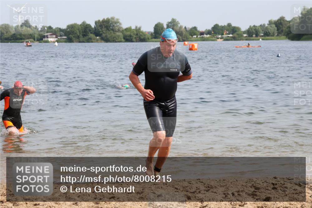 15.06.2025 - 27. Vierlanden-Triathlon Lena Gebhardt http://msf.ph/oto/8008215 15.06.2025 10:05:48 Schwimmen 372, 392, 401, 410, 413, 435, 442, 450, 458 meine-sportfotos.de