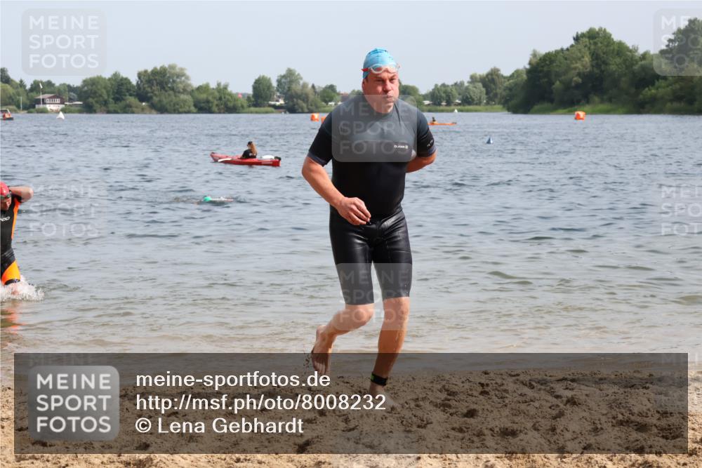 15.06.2025 - 27. Vierlanden-Triathlon Lena Gebhardt http://msf.ph/oto/8008232 15.06.2025 10:05:48 Schwimmen 372, 392, 401, 410, 413, 435, 442, 450, 458 meine-sportfotos.de