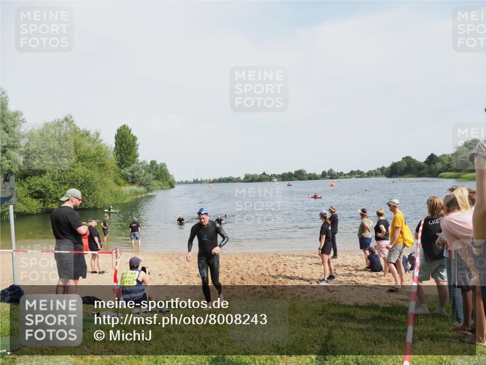 21.06.2025 - 27. Vierlanden-Triathlon MichiJ http://msf.ph/oto/8008243 15.06.2026 10:08:18 Schwimmen 295, 399 meine-sportfotos.de