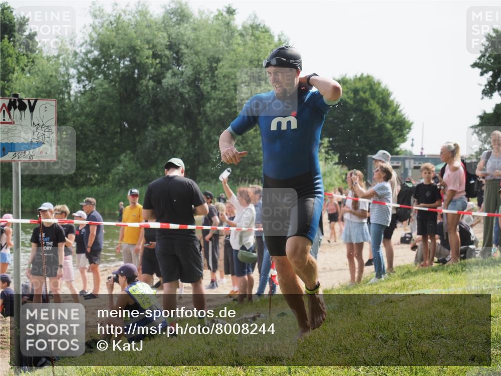 15.06.2025 - 27. Vierlanden-Triathlon KatJ http://msf.ph/oto/8008244 15.06.2025 10:06:36 Schwimmen 394, 434, 440 meine-sportfotos.de
