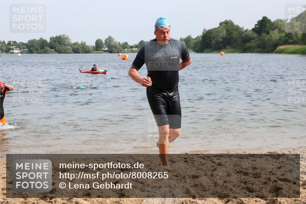 15.06.2025 - 27. Vierlanden-Triathlon Lena Gebhardt http://msf.ph/oto/8008265 15.06.2025 10:05:49 Schwimmen 372, 392, 401, 410, 435, 442, 450, 458 meine-sportfotos.de