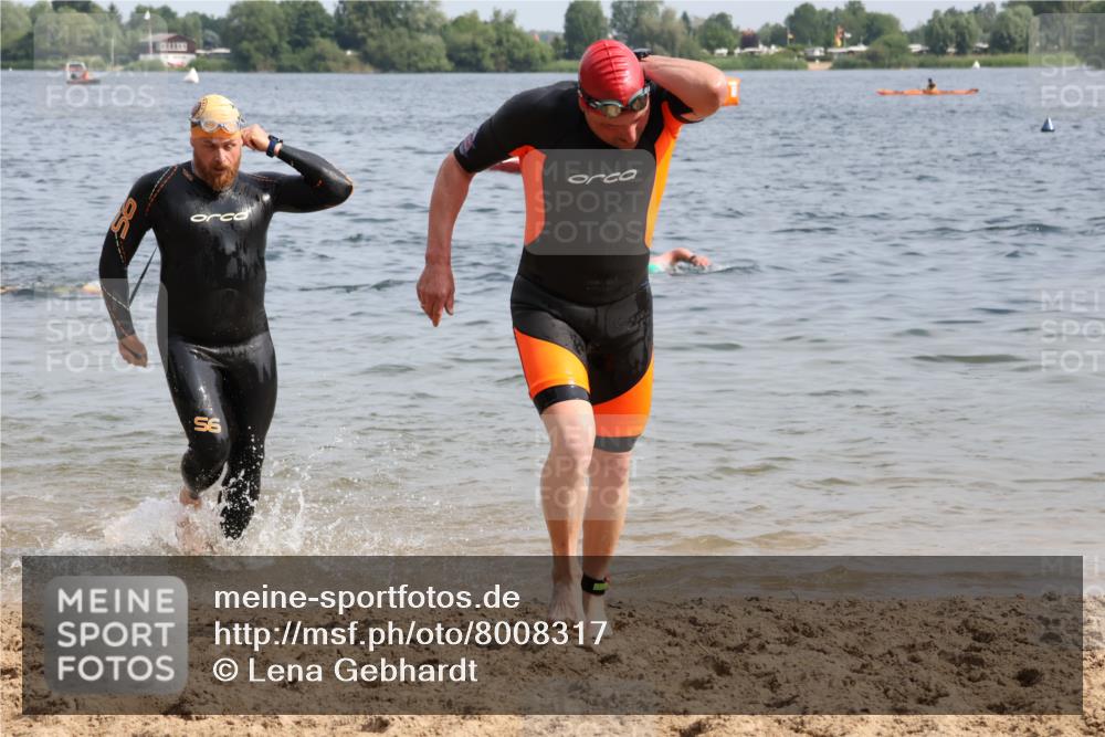 15.06.2025 - 27. Vierlanden-Triathlon Lena Gebhardt http://msf.ph/oto/8008317 15.06.2025 10:05:53 Schwimmen 372, 392, 410, 435, 442, 450, 458 meine-sportfotos.de
