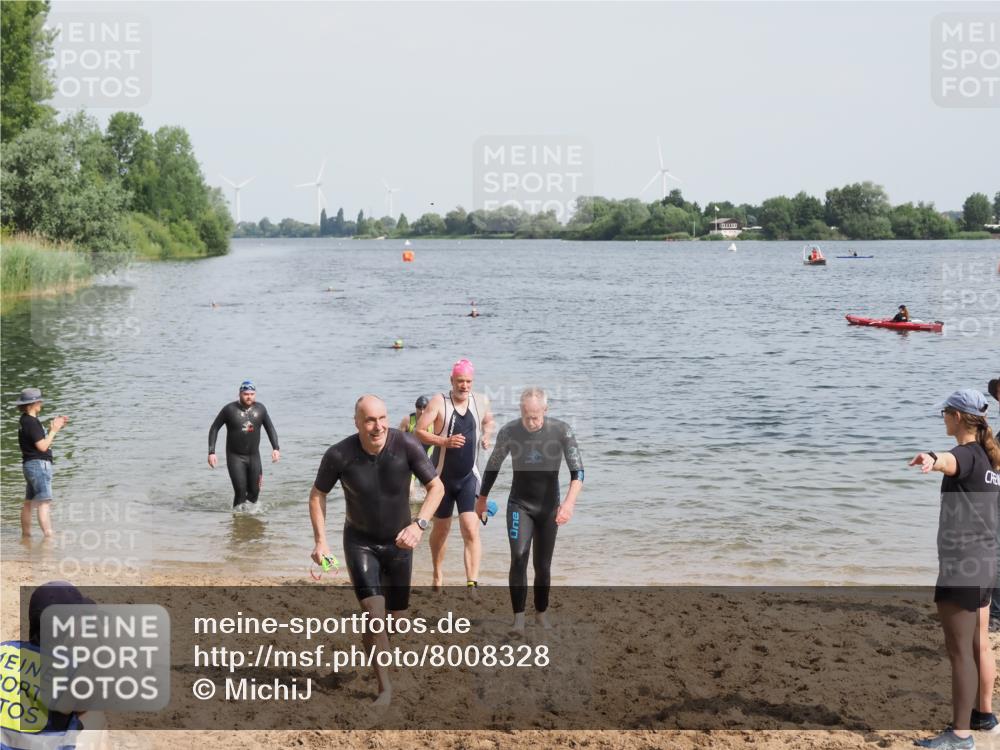 21.06.2025 - 27. Vierlanden-Triathlon MichiJ http://msf.ph/oto/8008328 15.06.2026 10:08:33 Schwimmen 387, 454, 469 meine-sportfotos.de