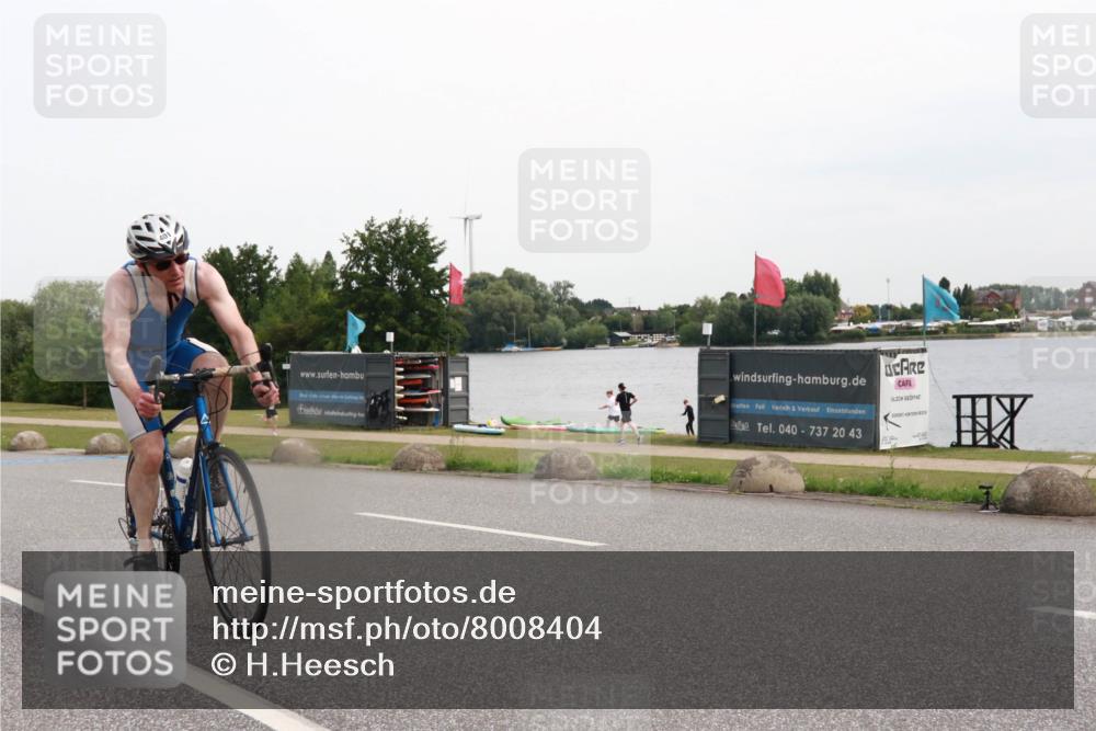 15.06.2025 - 27. Vierlanden-Triathlon H.Heesch http://msf.ph/oto/8008404 15.06.2025 10:47:39 Radfahren 228, 401, 414 meine-sportfotos.de