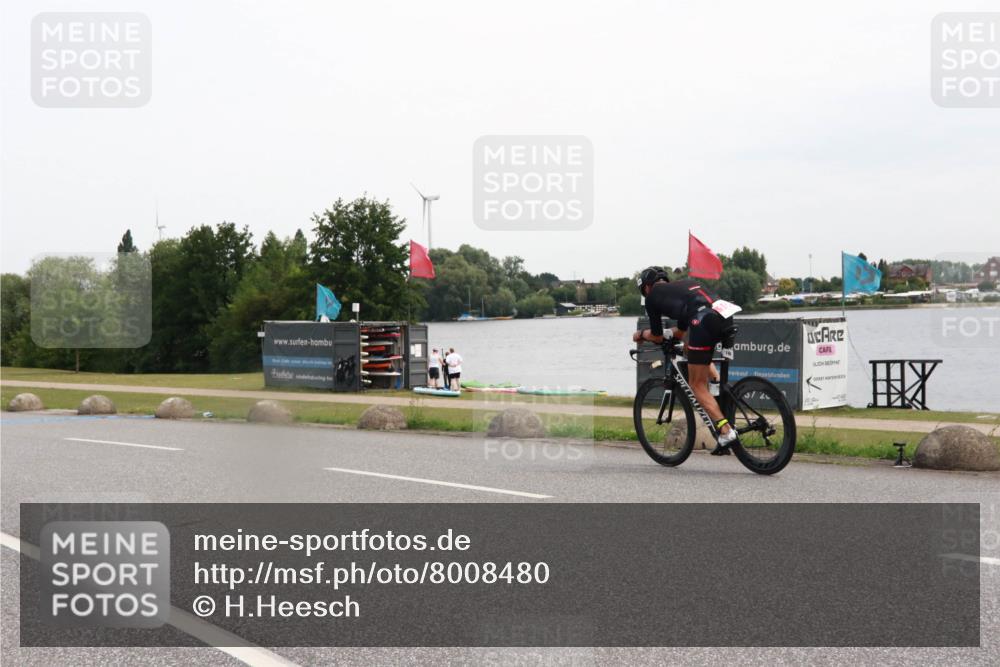 15.06.2025 - 27. Vierlanden-Triathlon H.Heesch http://msf.ph/oto/8008480 15.06.2025 10:48:01 Radfahren 27, 37, 172 meine-sportfotos.de