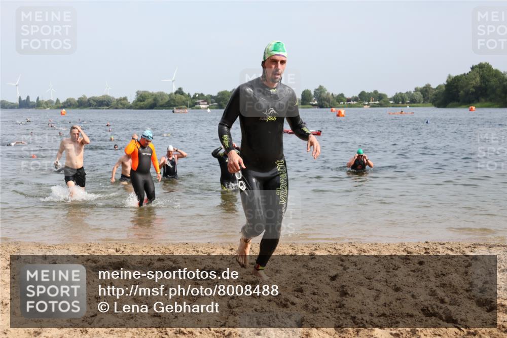 15.06.2025 - 27. Vierlanden-Triathlon Lena Gebhardt http://msf.ph/oto/8008488 15.06.2025 10:06:03 Schwimmen 362, 369, 372, 381, 410, 418, 448, 455, 458 meine-sportfotos.de