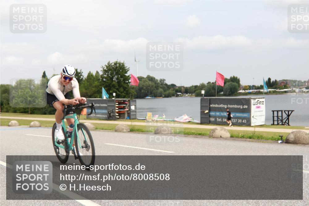 21.06.2025 - 27. Vierlanden-Triathlon H.Heesch http://msf.ph/oto/8008508 15.06.2025 12:16:59 Radfahren 667, 817 meine-sportfotos.de