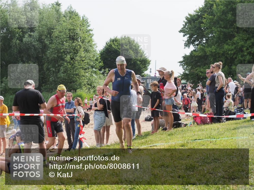 15.06.2025 - 27. Vierlanden-Triathlon KatJ http://msf.ph/oto/8008611 15.06.2025 10:07:00 Schwimmen 131, 367, 388, 396, 429, 457, 467 meine-sportfotos.de
