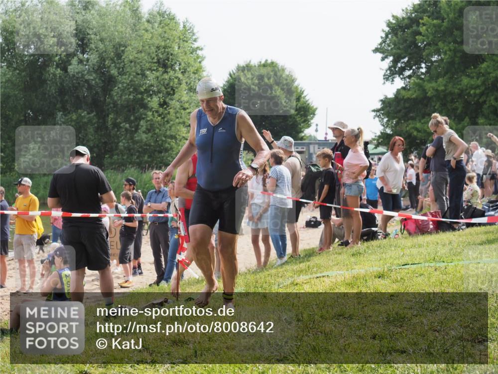 15.06.2025 - 27. Vierlanden-Triathlon KatJ http://msf.ph/oto/8008642 15.06.2025 10:07:00 Schwimmen 131, 367, 388, 396, 429, 457, 467 meine-sportfotos.de