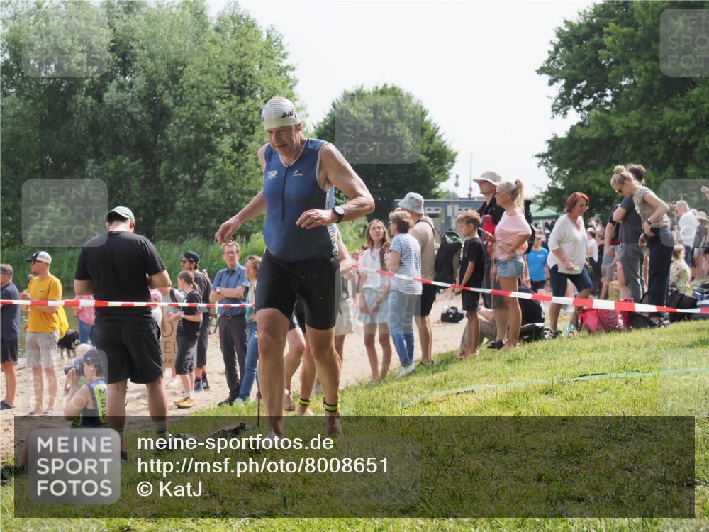 15.06.2025 - 27. Vierlanden-Triathlon KatJ http://msf.ph/oto/8008651 15.06.2025 10:07:01 Schwimmen 131, 388, 396, 429, 467 meine-sportfotos.de
