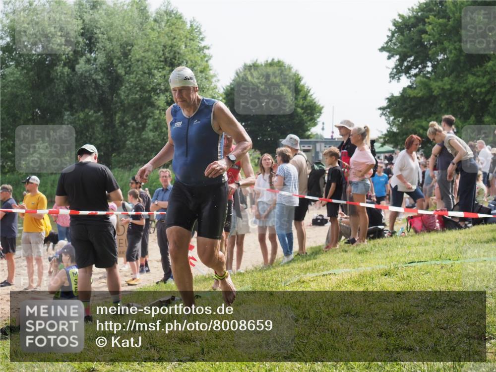 15.06.2025 - 27. Vierlanden-Triathlon KatJ http://msf.ph/oto/8008659 15.06.2025 10:07:01 Schwimmen 131, 388, 396, 429, 467 meine-sportfotos.de