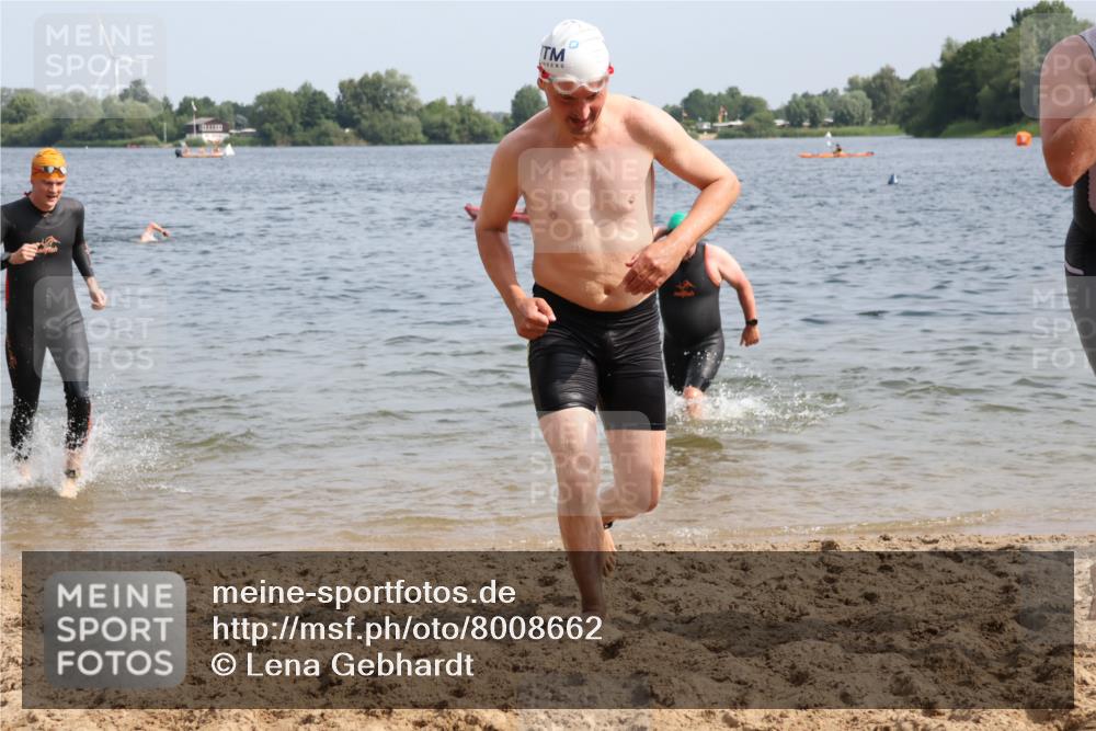15.06.2025 - 27. Vierlanden-Triathlon Lena Gebhardt http://msf.ph/oto/8008662 15.06.2025 10:06:11 Schwimmen 362, 369, 370, 381, 418, 447, 448, 455 meine-sportfotos.de