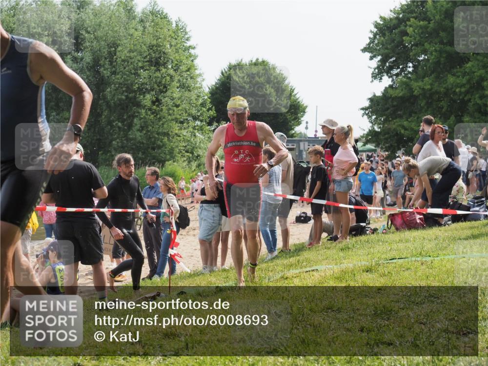 15.06.2025 - 27. Vierlanden-Triathlon KatJ http://msf.ph/oto/8008693 15.06.2025 10:07:02 Schwimmen 131, 376, 396, 429, 467 meine-sportfotos.de