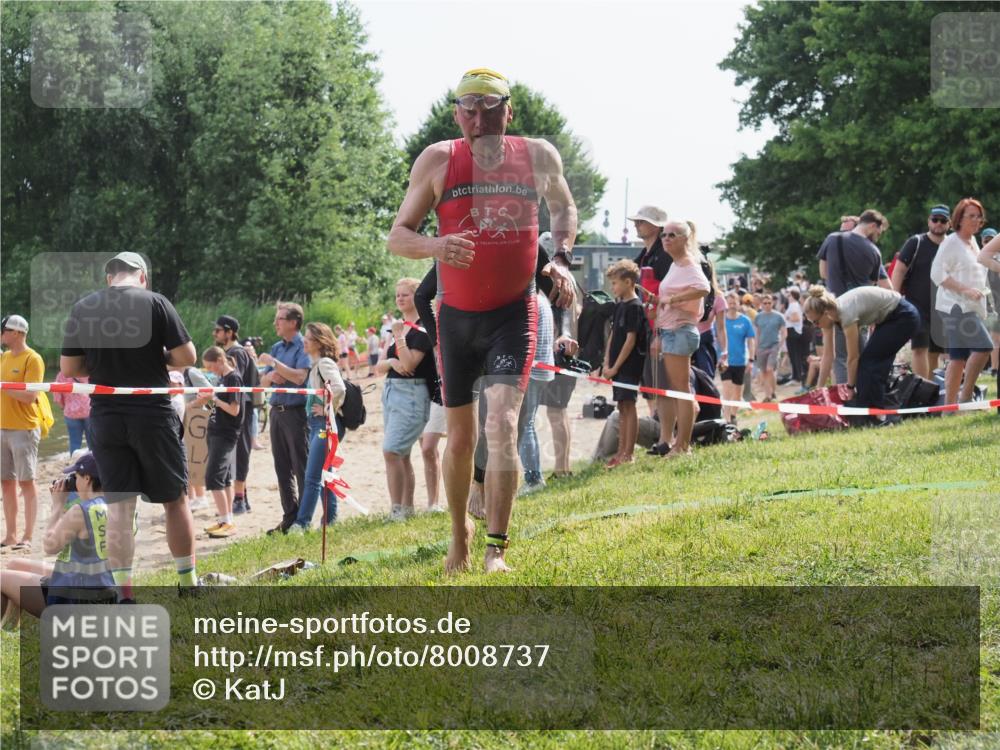 15.06.2025 - 27. Vierlanden-Triathlon KatJ http://msf.ph/oto/8008737 15.06.2025 10:07:03 Schwimmen 131, 376, 396, 429, 467 meine-sportfotos.de