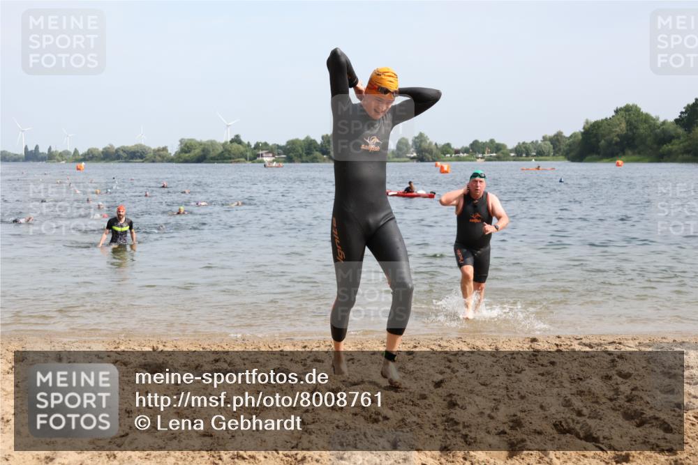 15.06.2025 - 27. Vierlanden-Triathlon Lena Gebhardt http://msf.ph/oto/8008761 15.06.2025 10:06:14 Schwimmen 362, 369, 370, 381, 418, 447, 448, 455 meine-sportfotos.de