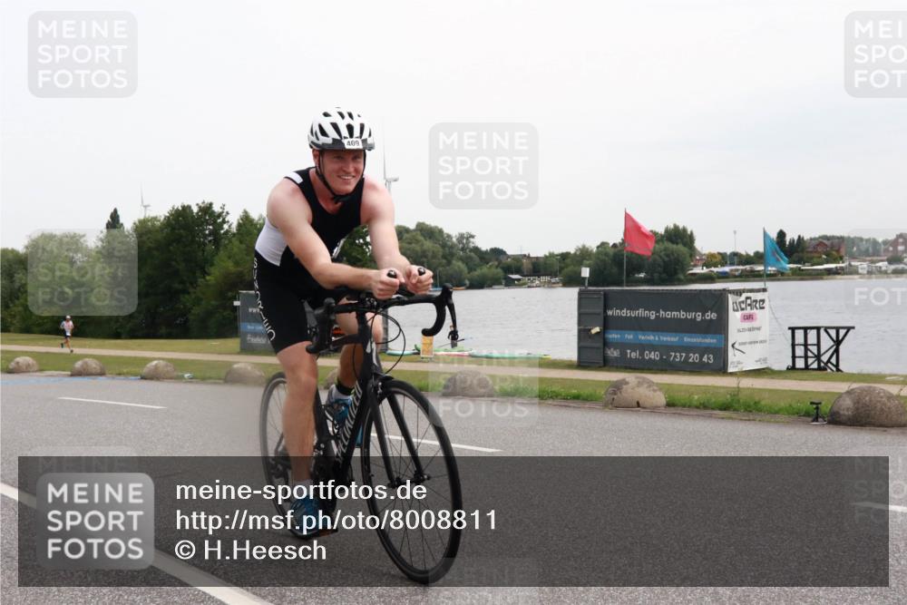 15.06.2025 - 27. Vierlanden-Triathlon H.Heesch http://msf.ph/oto/8008811 15.06.2025 10:50:11 Radfahren 39, 54, 225, 409 meine-sportfotos.de