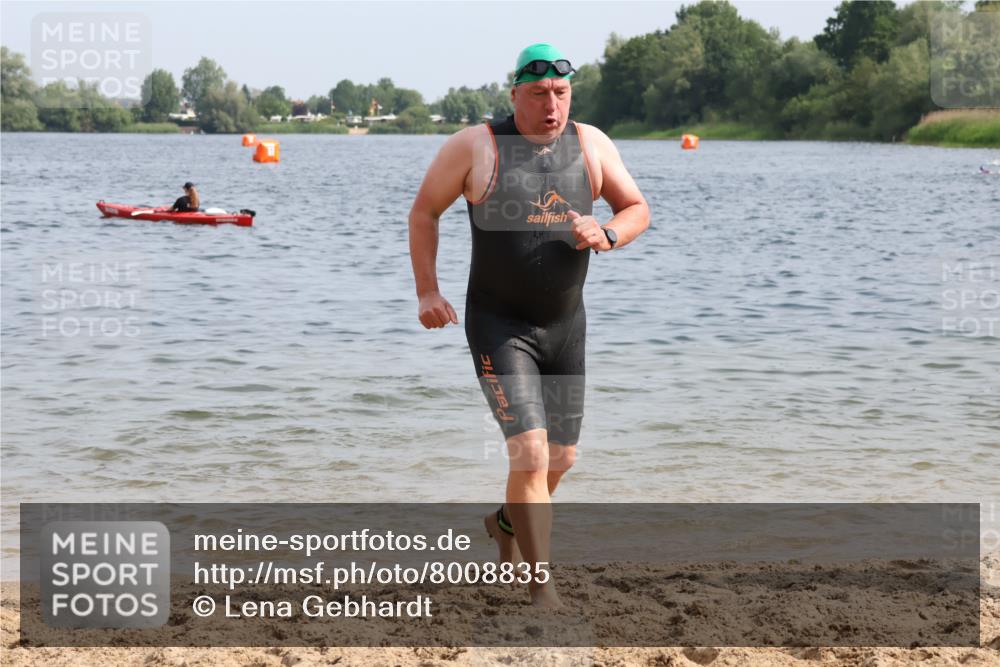 15.06.2025 - 27. Vierlanden-Triathlon Lena Gebhardt http://msf.ph/oto/8008835 15.06.2025 10:06:16 Schwimmen 369, 370, 381, 418, 447, 448, 455 meine-sportfotos.de