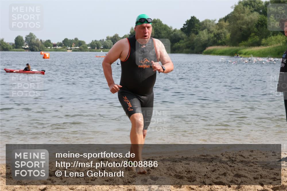 15.06.2025 - 27. Vierlanden-Triathlon Lena Gebhardt http://msf.ph/oto/8008886 15.06.2025 10:06:17 Schwimmen 369, 370, 381, 394, 418, 447, 448, 455 meine-sportfotos.de