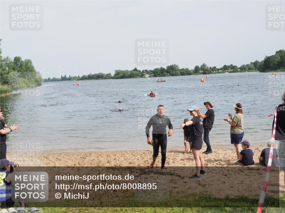 21.06.2025 - 27. Vierlanden-Triathlon MichiJ http://msf.ph/oto/8008895 15.06.2026 10:09:33 Schwimmen 421 meine-sportfotos.de
