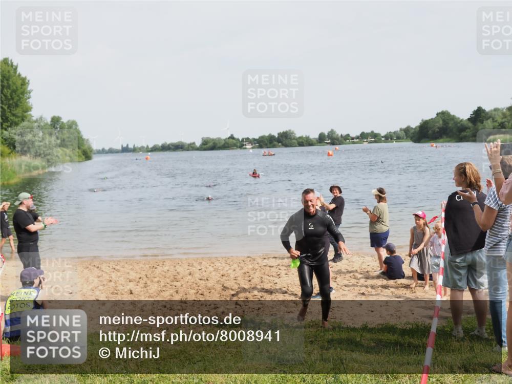 21.06.2025 - 27. Vierlanden-Triathlon MichiJ http://msf.ph/oto/8008941 15.06.2026 10:09:35 Schwimmen 421 meine-sportfotos.de