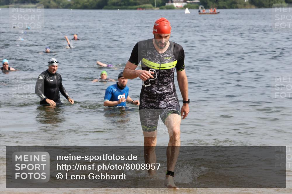 15.06.2025 - 27. Vierlanden-Triathlon Lena Gebhardt http://msf.ph/oto/8008957 15.06.2025 10:06:23 Schwimmen 370, 394, 434, 447, 455 meine-sportfotos.de
