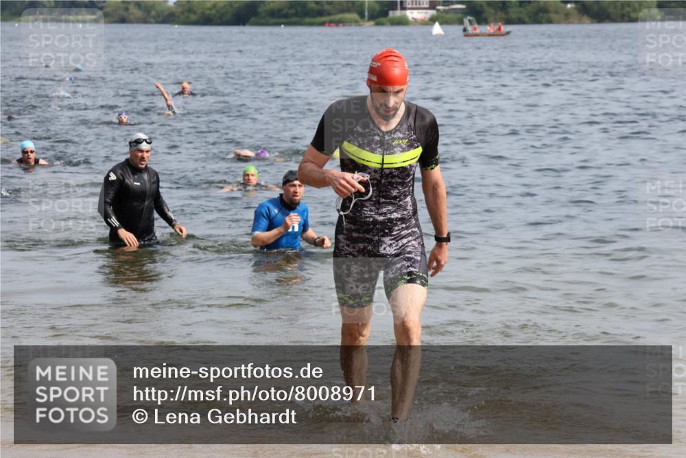 15.06.2025 - 27. Vierlanden-Triathlon Lena Gebhardt http://msf.ph/oto/8008971 15.06.2025 10:06:23 Schwimmen 370, 394, 434, 447, 455 meine-sportfotos.de