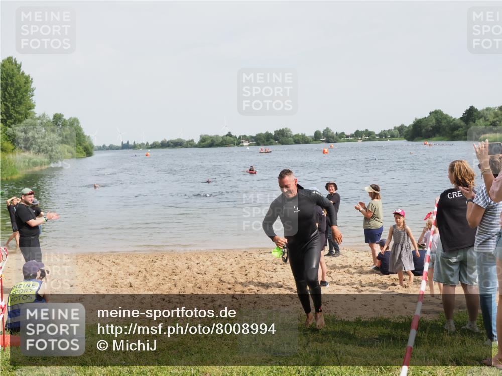 21.06.2025 - 27. Vierlanden-Triathlon MichiJ http://msf.ph/oto/8008994 15.06.2026 10:09:36 Schwimmen 421 meine-sportfotos.de