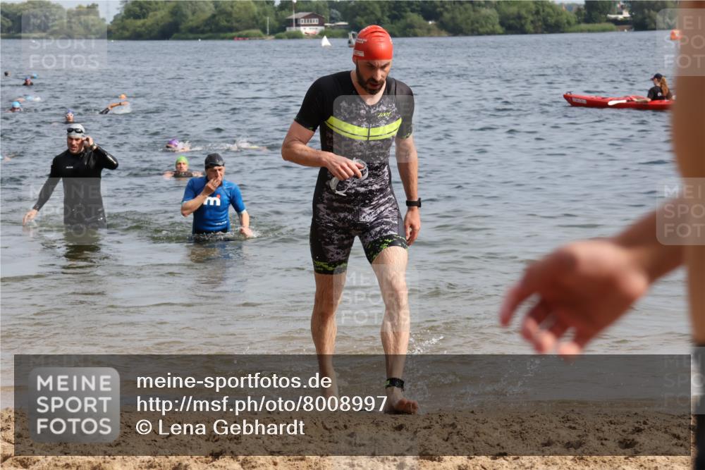 15.06.2025 - 27. Vierlanden-Triathlon Lena Gebhardt http://msf.ph/oto/8008997 15.06.2025 10:06:24 Schwimmen 370, 394, 434, 447 meine-sportfotos.de