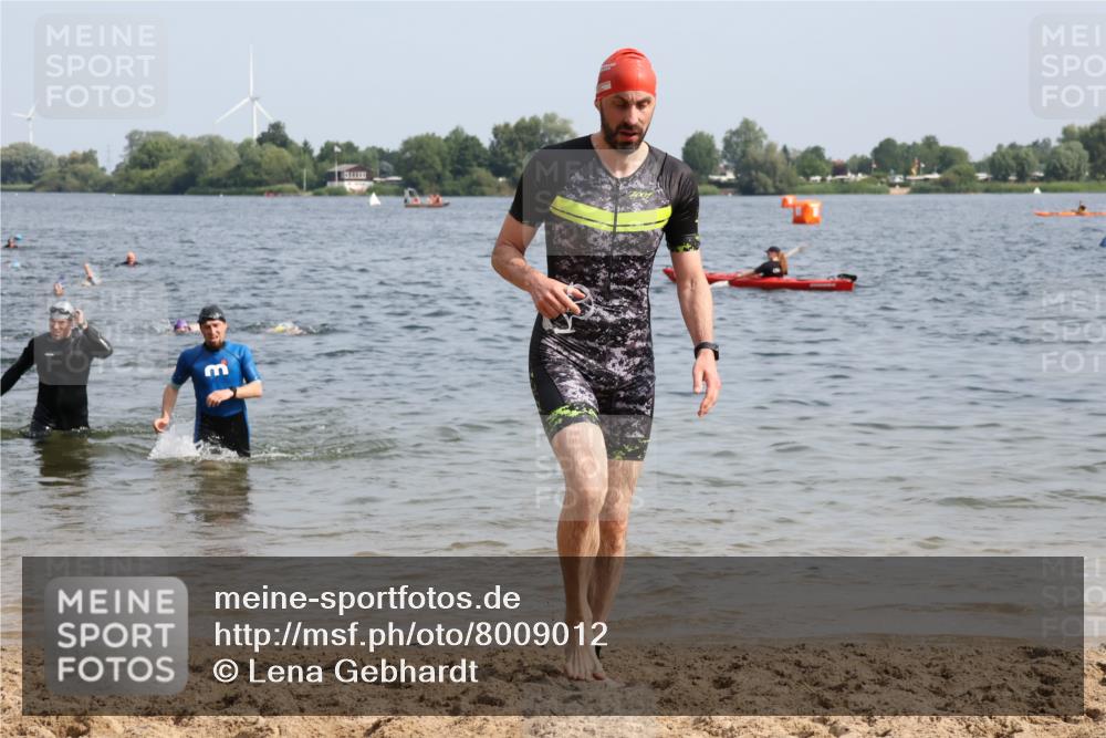 15.06.2025 - 27. Vierlanden-Triathlon Lena Gebhardt http://msf.ph/oto/8009012 15.06.2025 10:06:25 Schwimmen 394, 434, 440, 447 meine-sportfotos.de