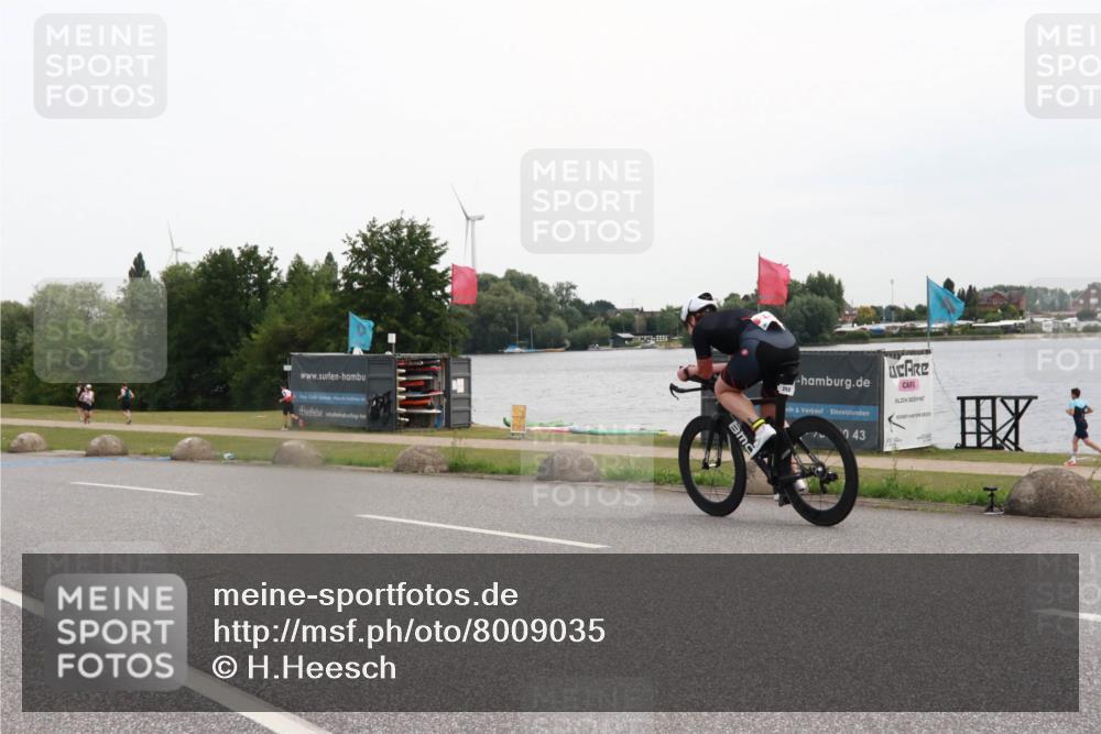 15.06.2025 - 27. Vierlanden-Triathlon H.Heesch http://msf.ph/oto/8009035 15.06.2025 10:52:05 Radfahren 81, 382, 435, 623 meine-sportfotos.de