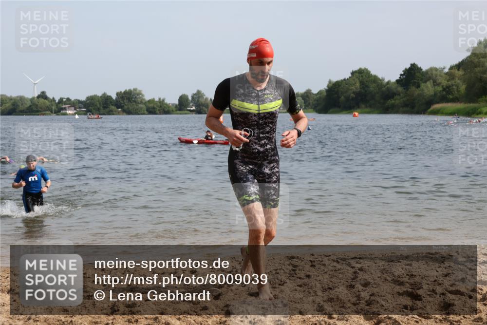 15.06.2025 - 27. Vierlanden-Triathlon Lena Gebhardt http://msf.ph/oto/8009039 15.06.2025 10:06:26 Schwimmen 394, 434, 440, 447 meine-sportfotos.de