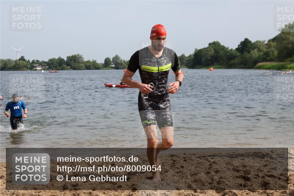 15.06.2025 - 27. Vierlanden-Triathlon Lena Gebhardt http://msf.ph/oto/8009054 15.06.2025 10:06:27 Schwimmen 394, 434, 440, 447 meine-sportfotos.de